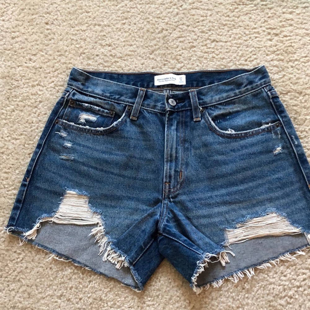 Abercrombie & Fitch mid rise boyfriend shorts
